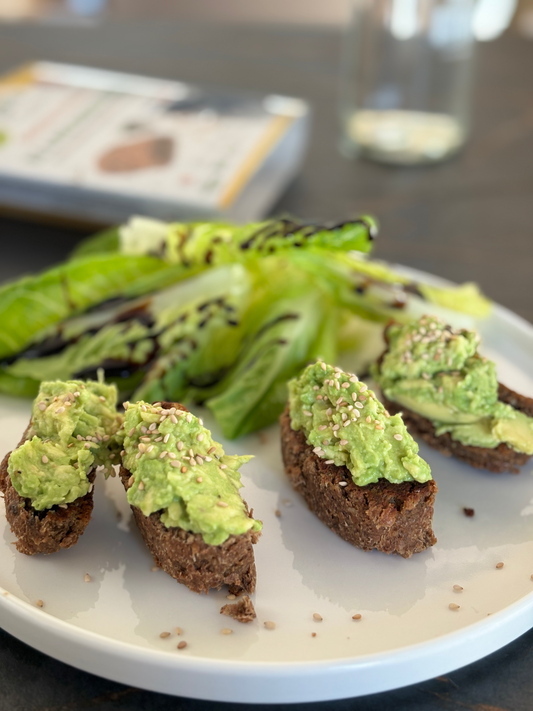 Tartines de galettes Essènes pois chiches olives & purée d’avocat citronnée